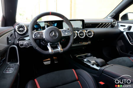 Mercedes-AMG CLA 45 4MATIC+ 2020, intérieur